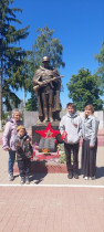 Возложение цветов к памятникам воинам, погибшим во время Великой Отечественной войны.