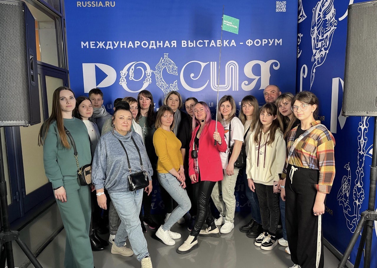 Учащиеся нашей школы вместе с родителями и учителями совершили экскурсионную поездку на ВДНХ в город Москва.