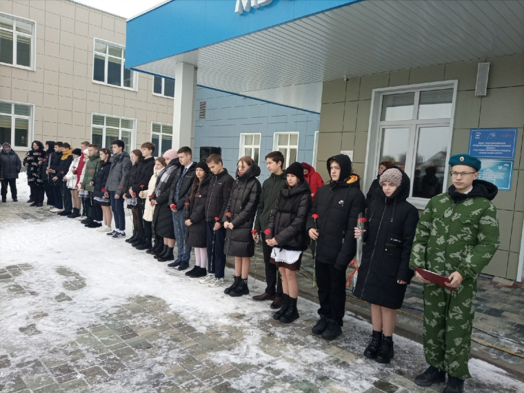 Торжественная линейка, посвященная Дню памяти о россиянах, исполнявших служебный долг за пределами Отечества.